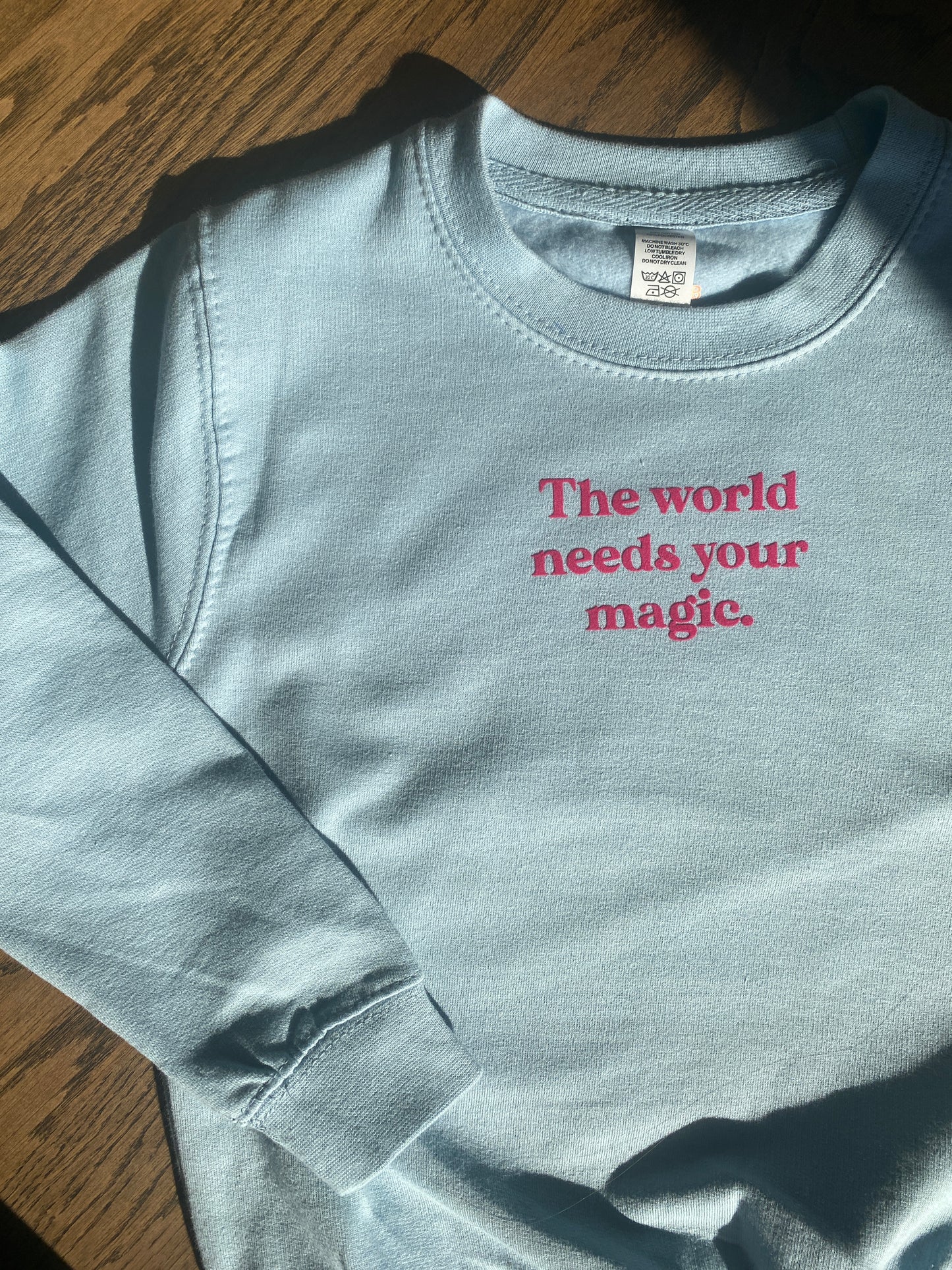 Trui lichtblauw - The world needs your magic